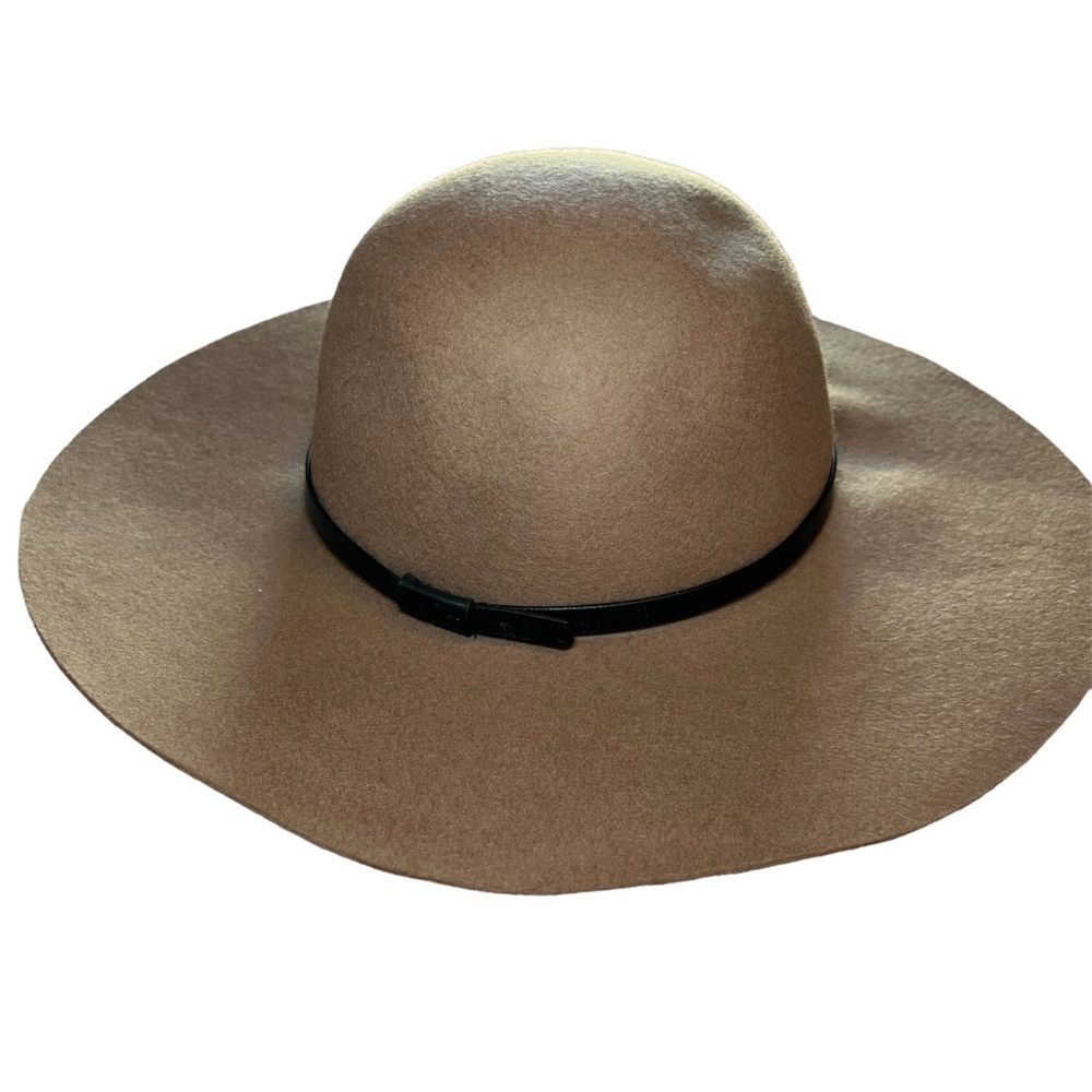 Levi’s tan hat
